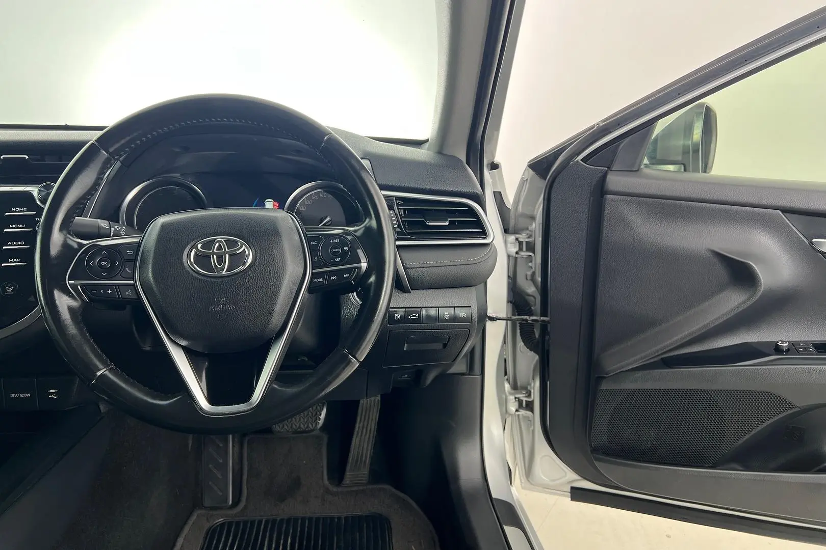2018 Toyota Camry Gallery Image 17