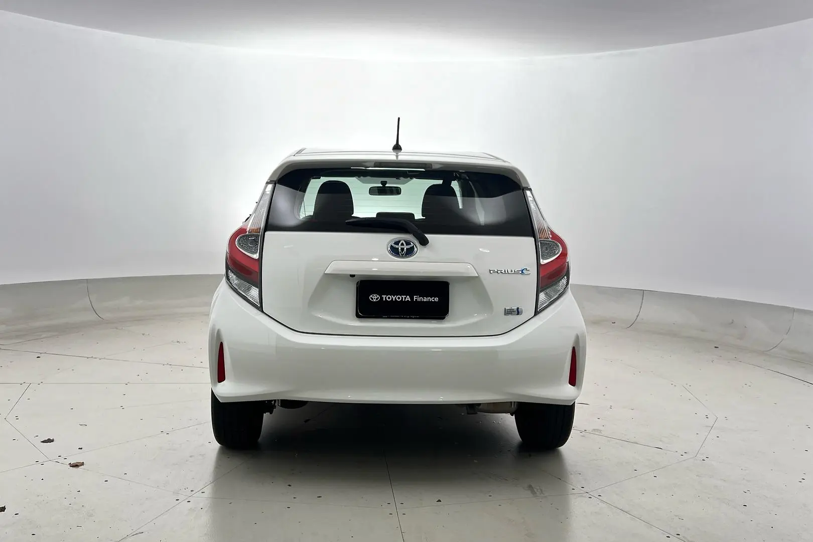 2018 Toyota Prius C Gallery Image 3