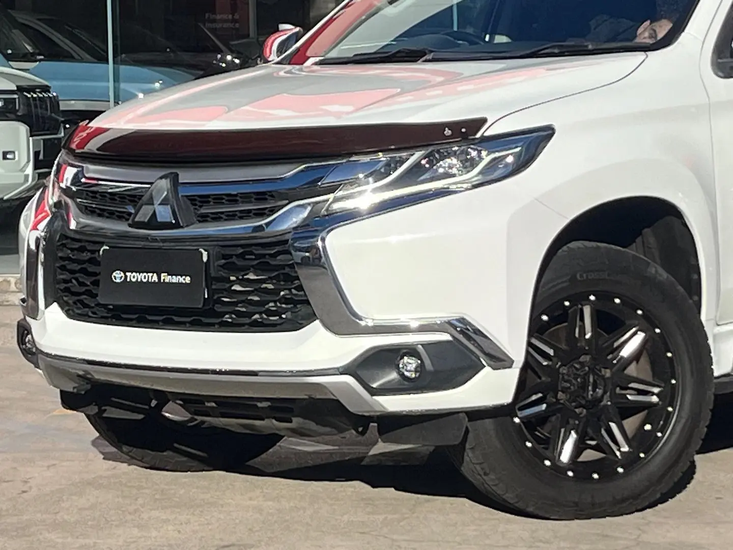 2018 Mitsubishi Pajero Sport Gallery Image 8