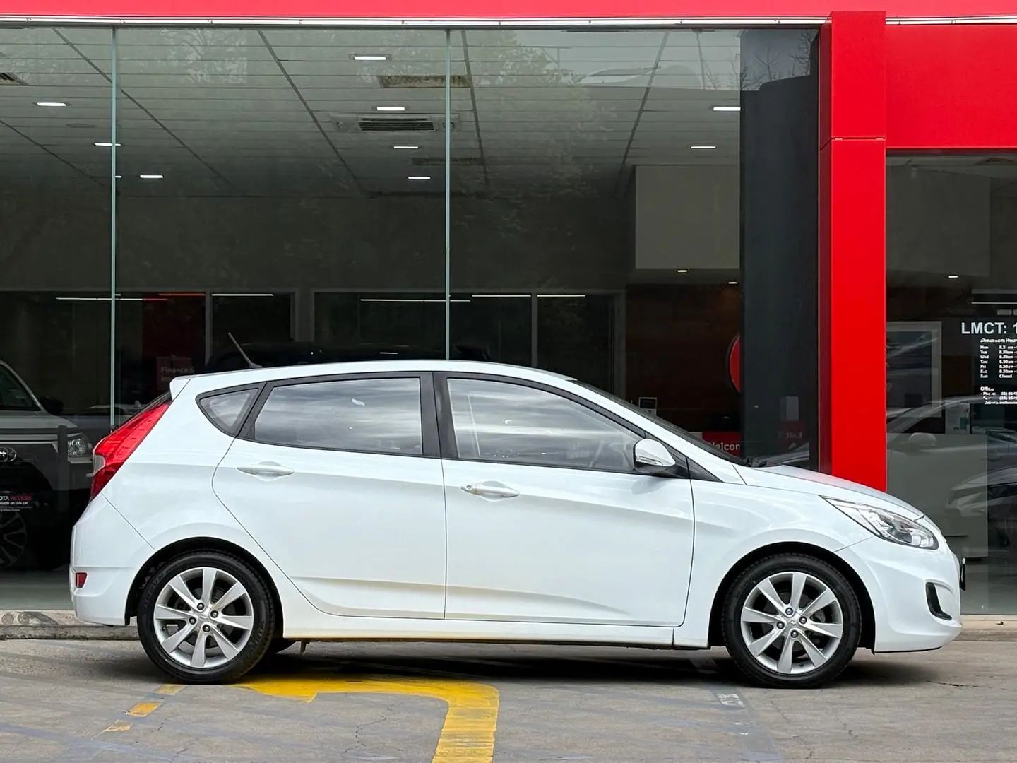 2017 Hyundai Accent Gallery Image 2
