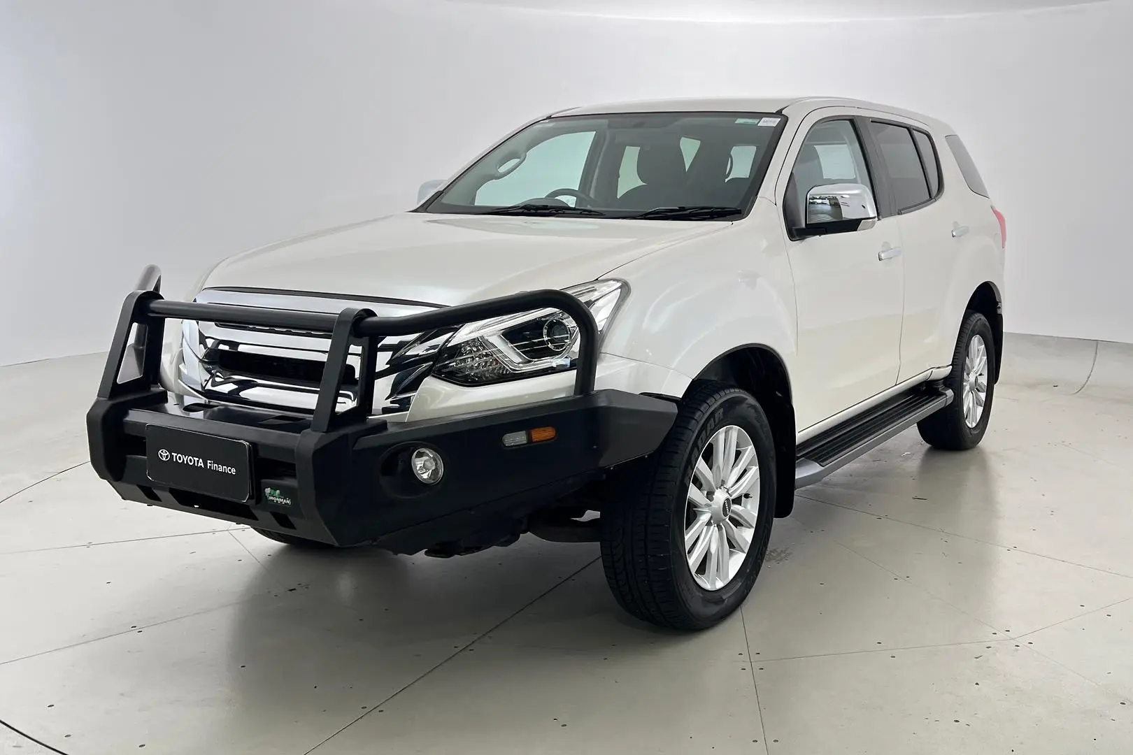 2018 Isuzu MU-X Gallery Image 2