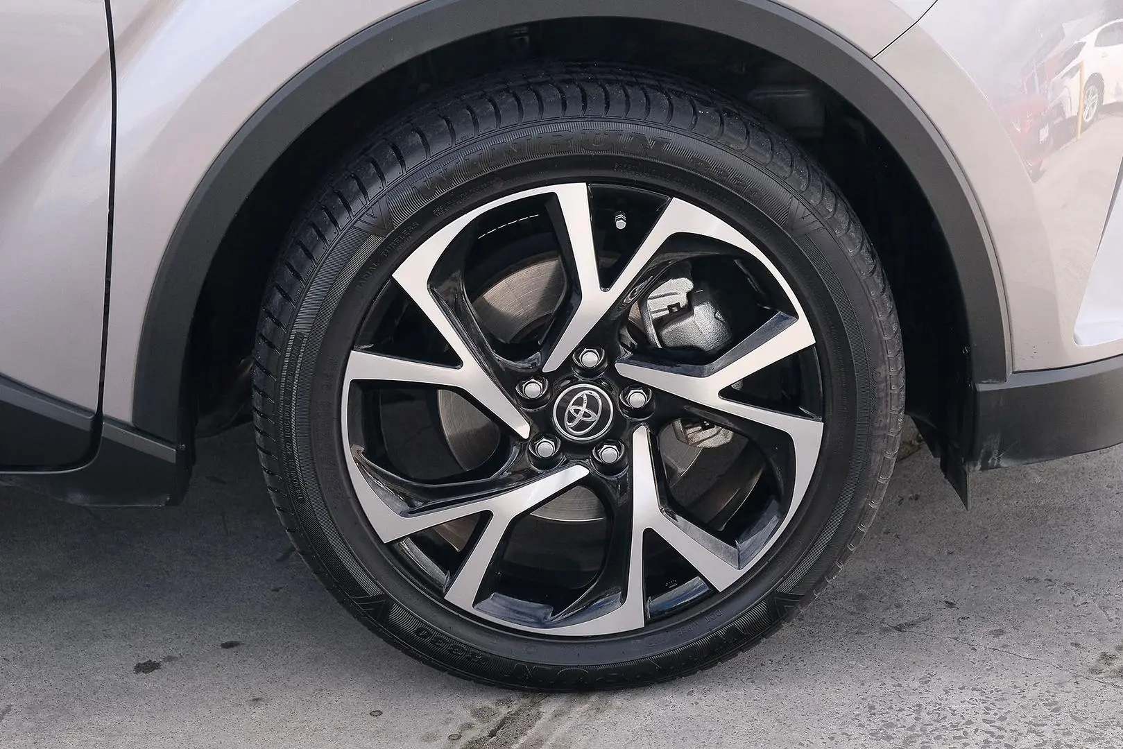 2019 Toyota C-HR Gallery Image 6