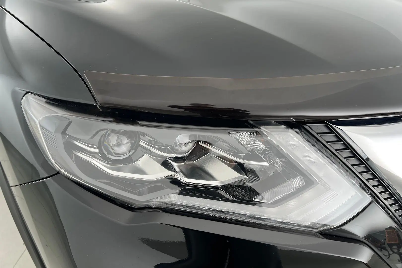 2018 Nissan X-TRAIL Gallery Image 2