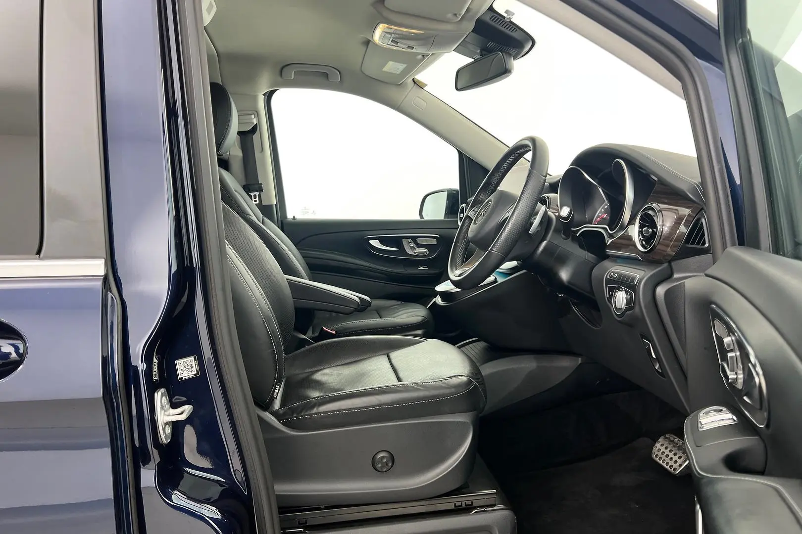 2021 Mercedes-Benz V-Class Gallery Image 11