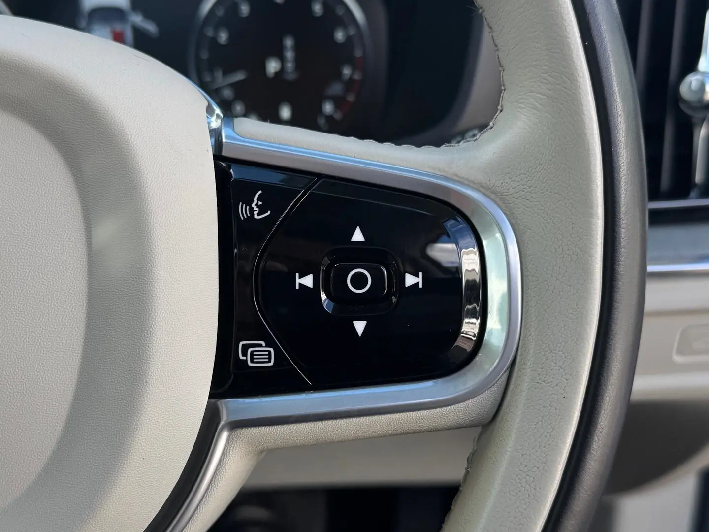 2021 Volvo V60 Cross Country Gallery Image 22