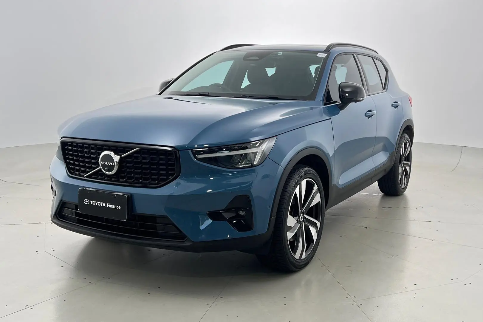 2022 Volvo XC40 Gallery Image 2