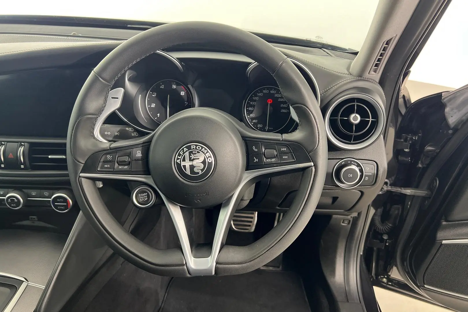 2019 Alfa Romeo Giulia Gallery Image 14