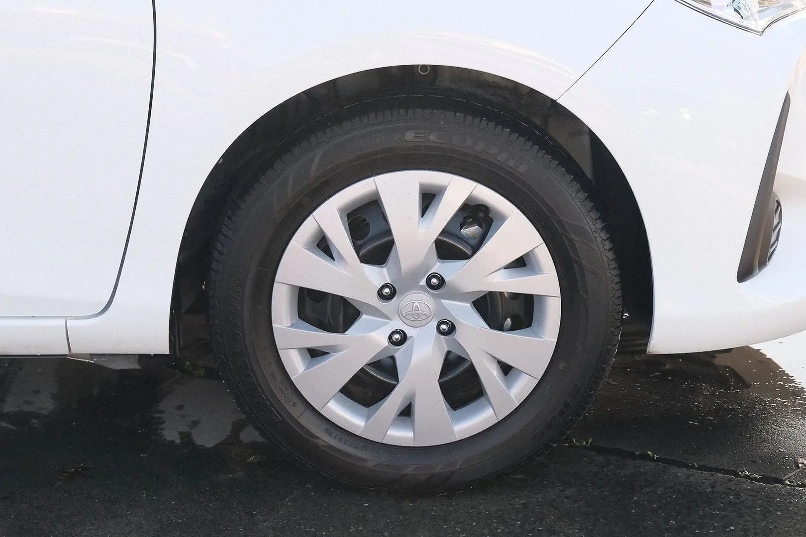 2017 Toyota Yaris Gallery Image 6