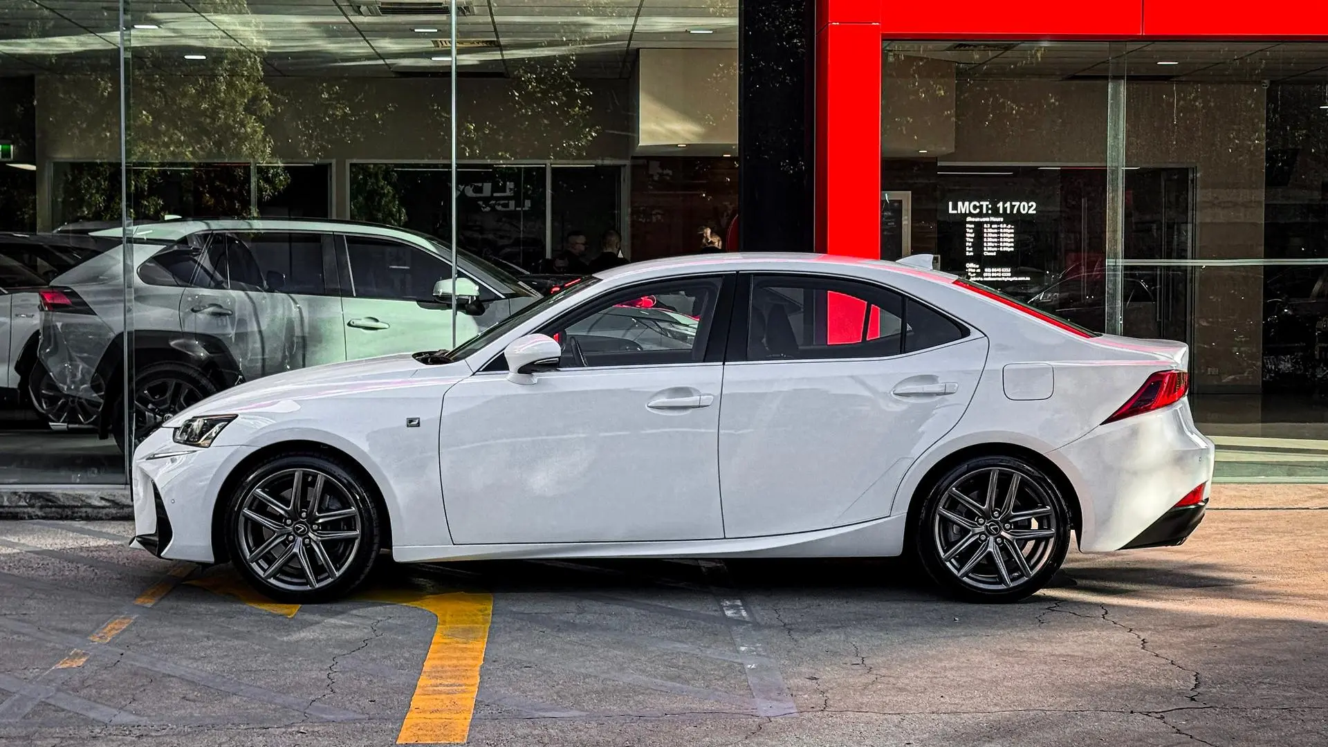 2018 Lexus IS Image 8