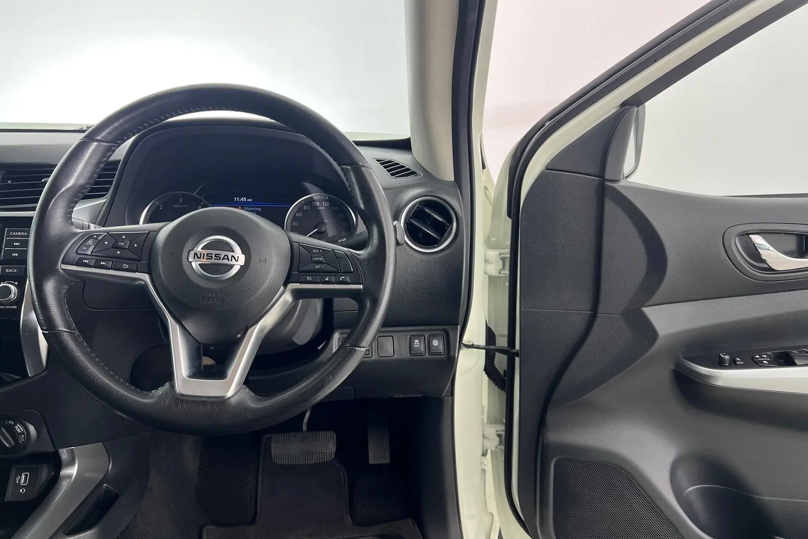 2021 Nissan Navara Gallery Image 14