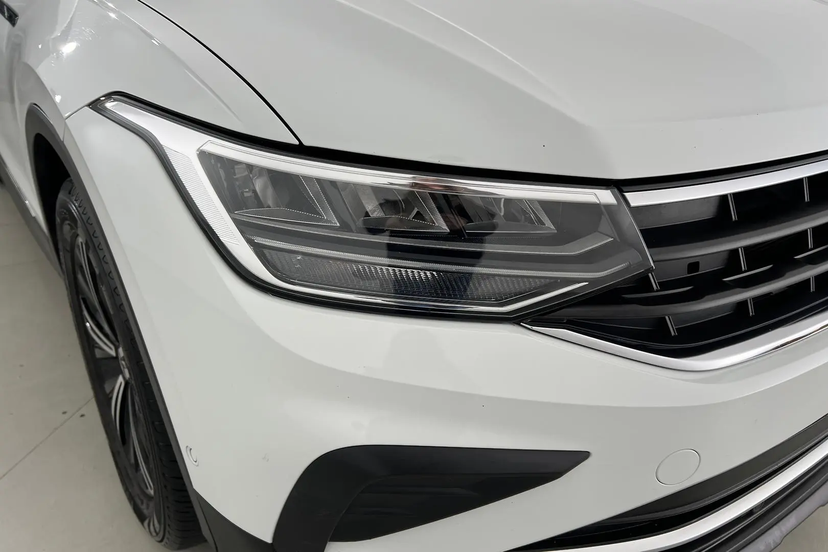 2023 Volkswagen Tiguan Gallery Image 2