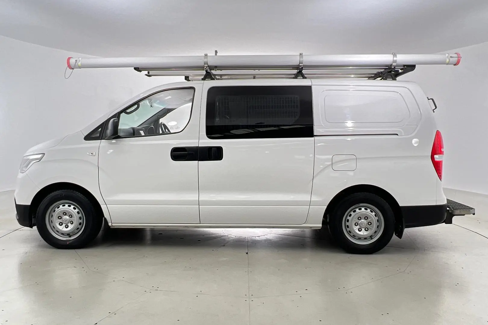 2018 Hyundai iLoad Gallery Image 8