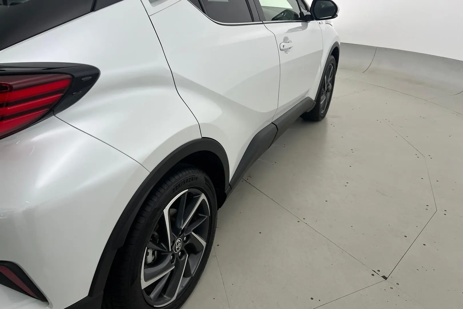 2022 Toyota C-HR Gallery Image 9