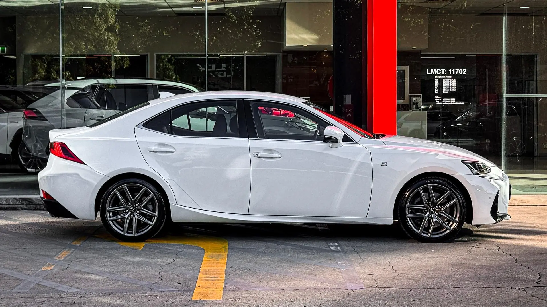 2018 Lexus IS Image 5