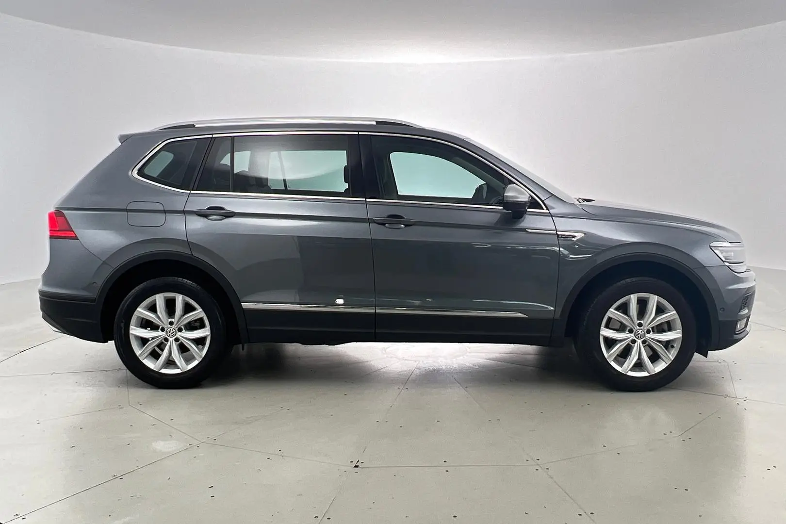 2021 Volkswagen Tiguan Gallery Image 3