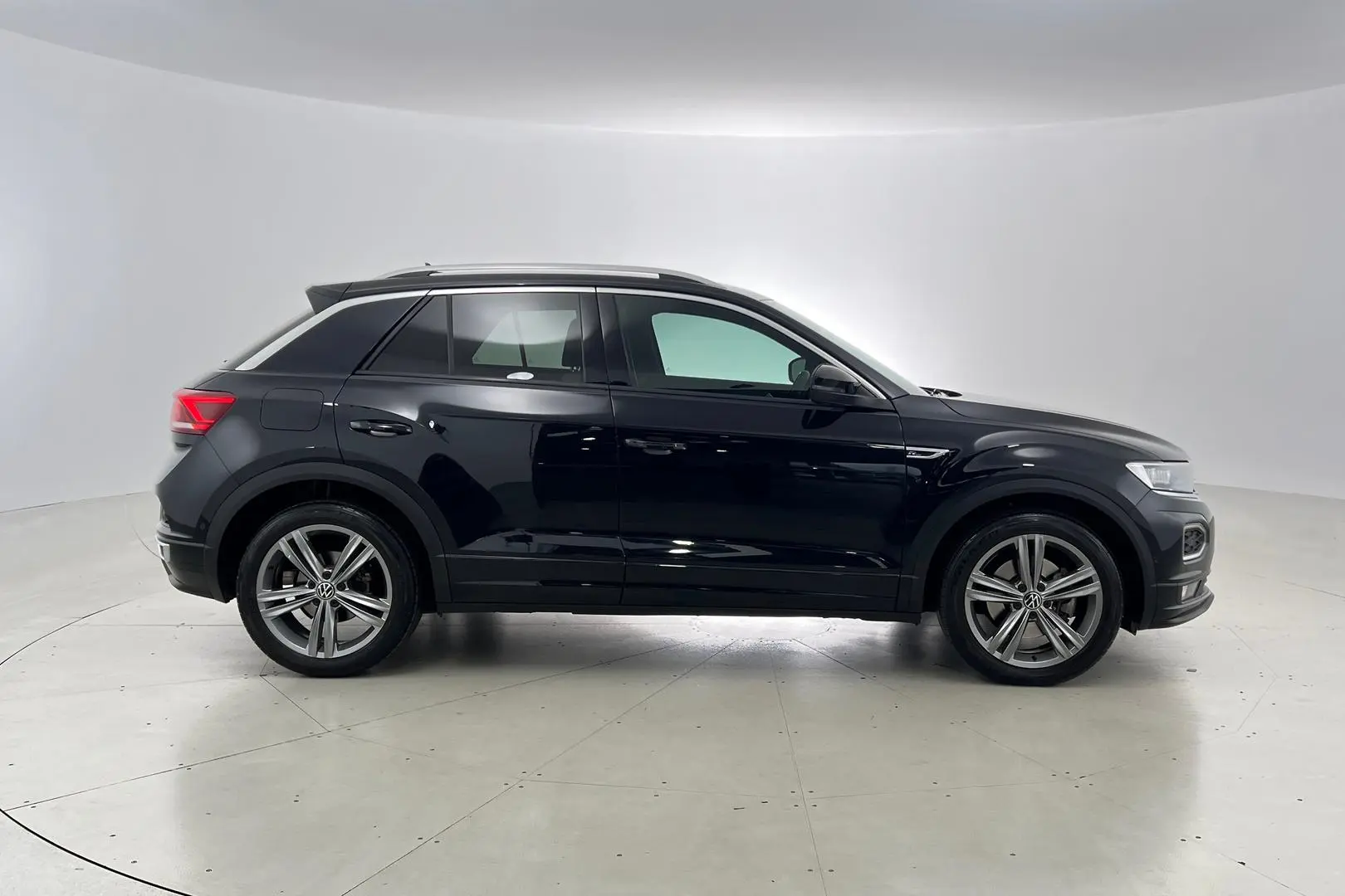 2021 Volkswagen T-Roc Gallery Image 3