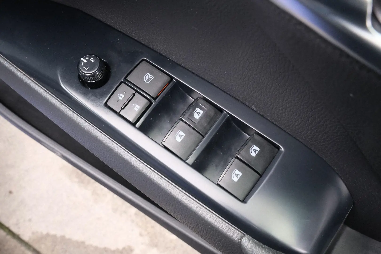 2019 Toyota Camry Gallery Image 12