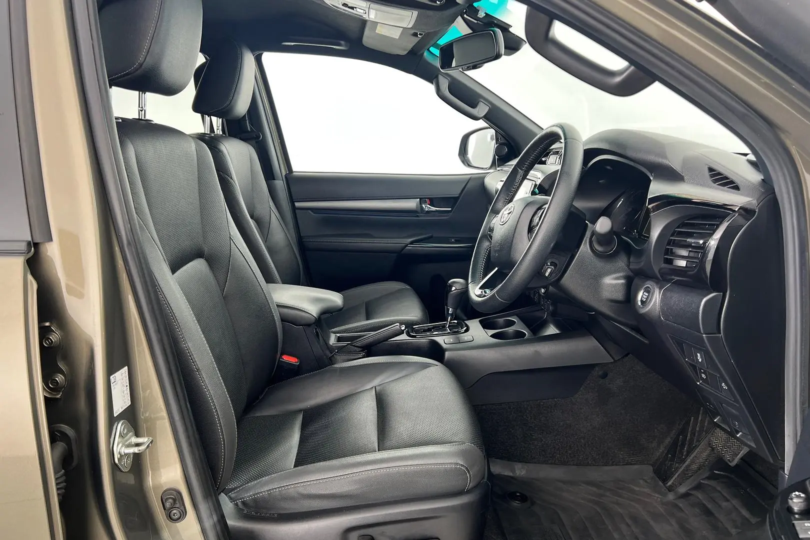 2021 Toyota Hilux Gallery Image 12