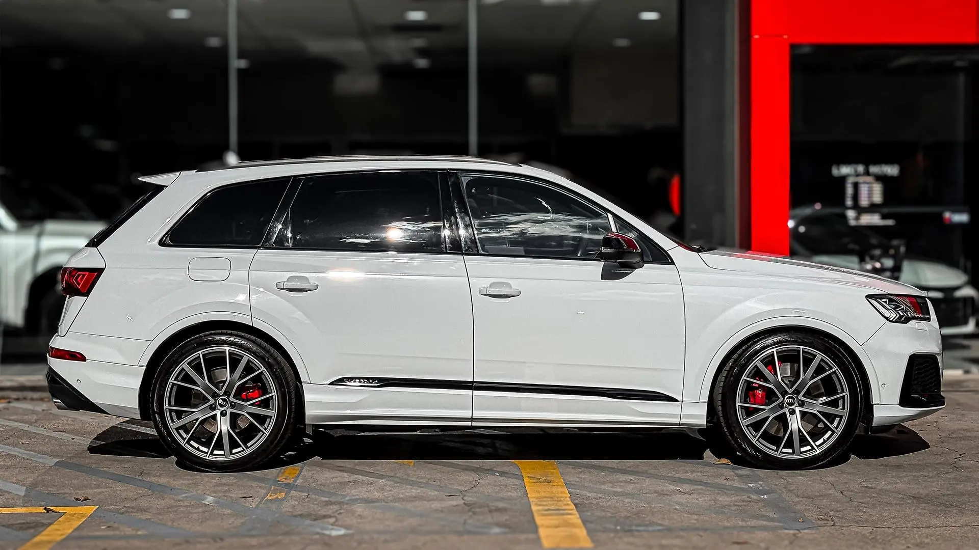 2021 Audi SQ7 Gallery Image 6