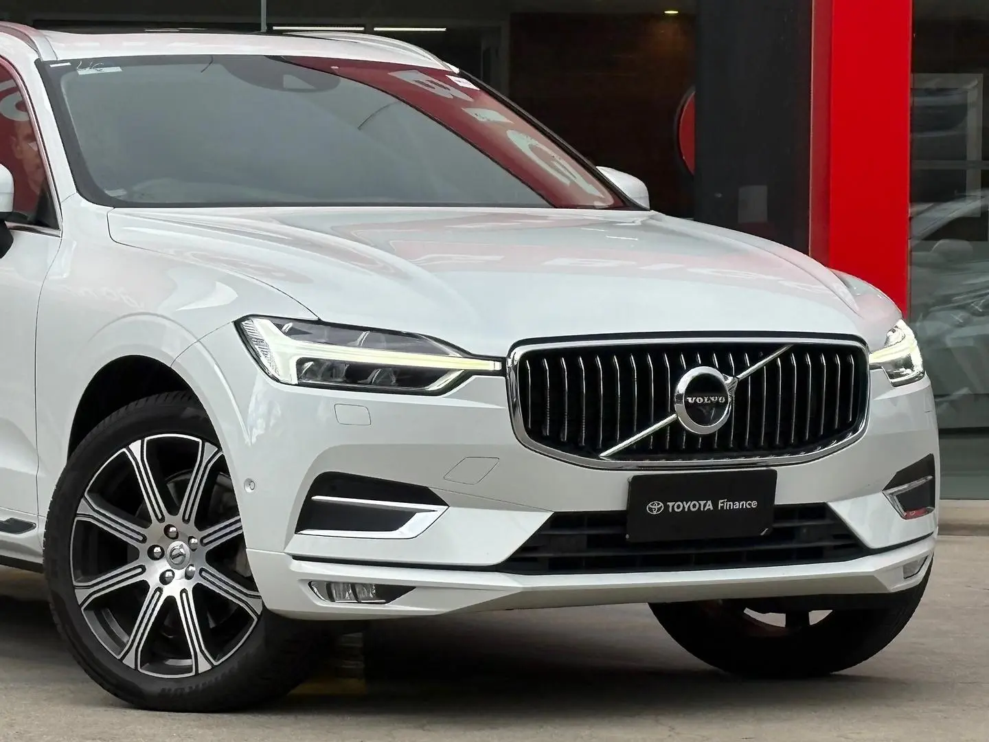2019 Volvo XC60 Gallery Image 3
