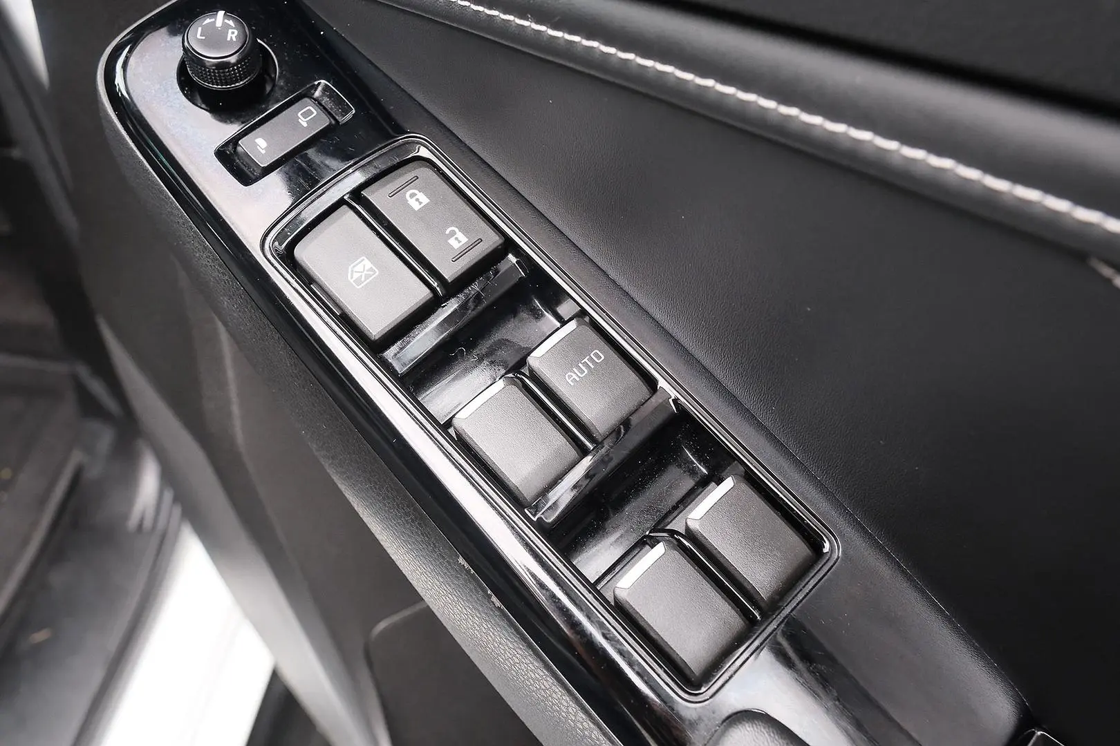 2021 Isuzu MU-X Gallery Image 12