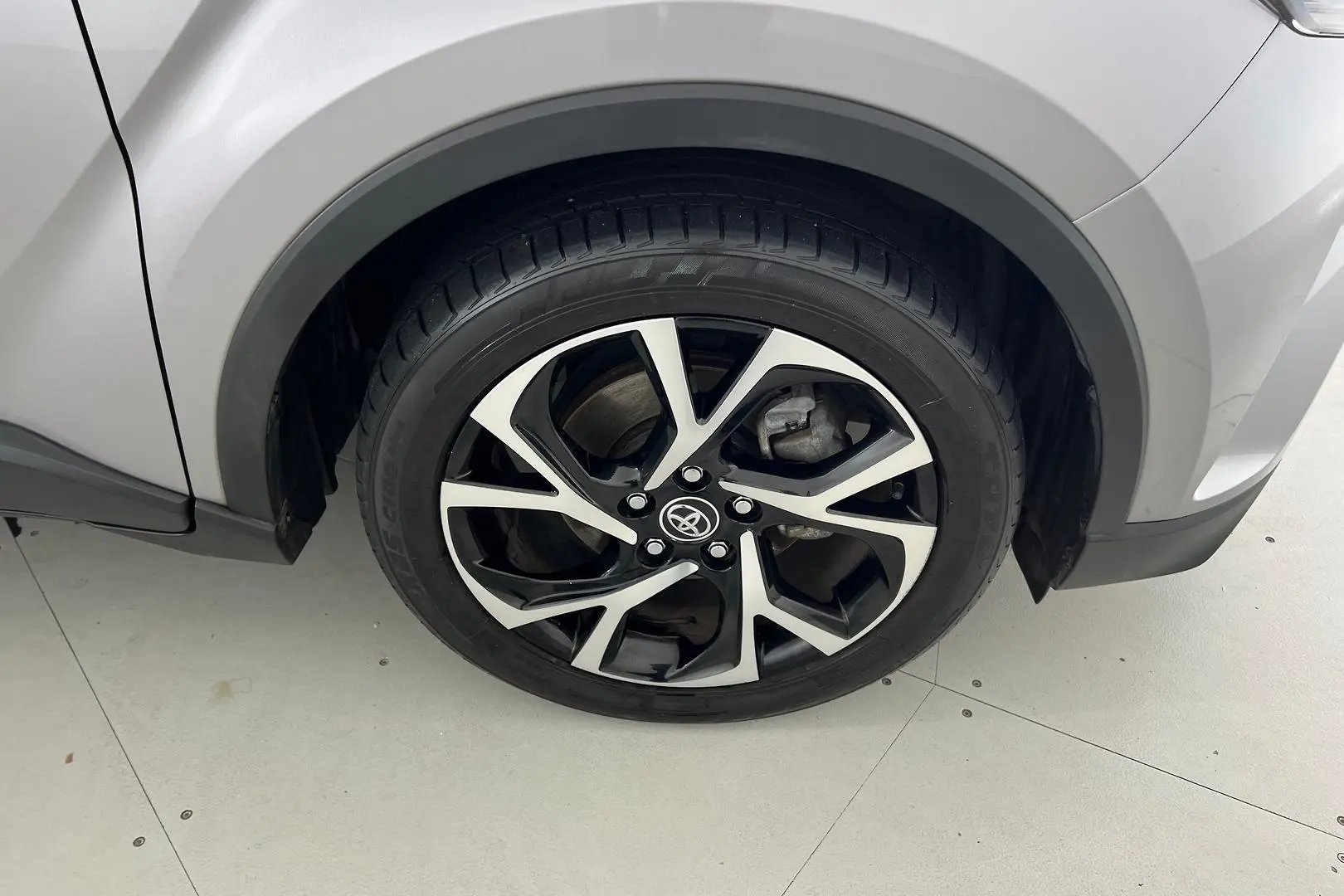 2018 Toyota C-HR Gallery Image 23