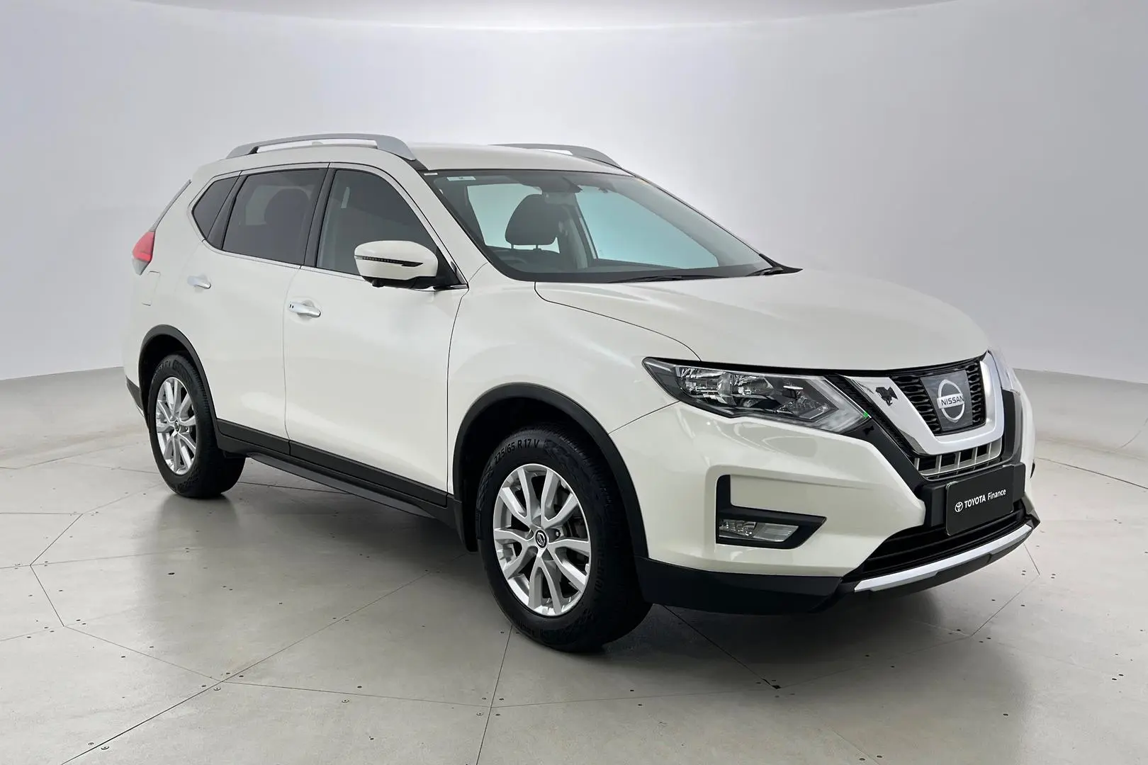 2020 Nissan X-Trail Gallery Image 1