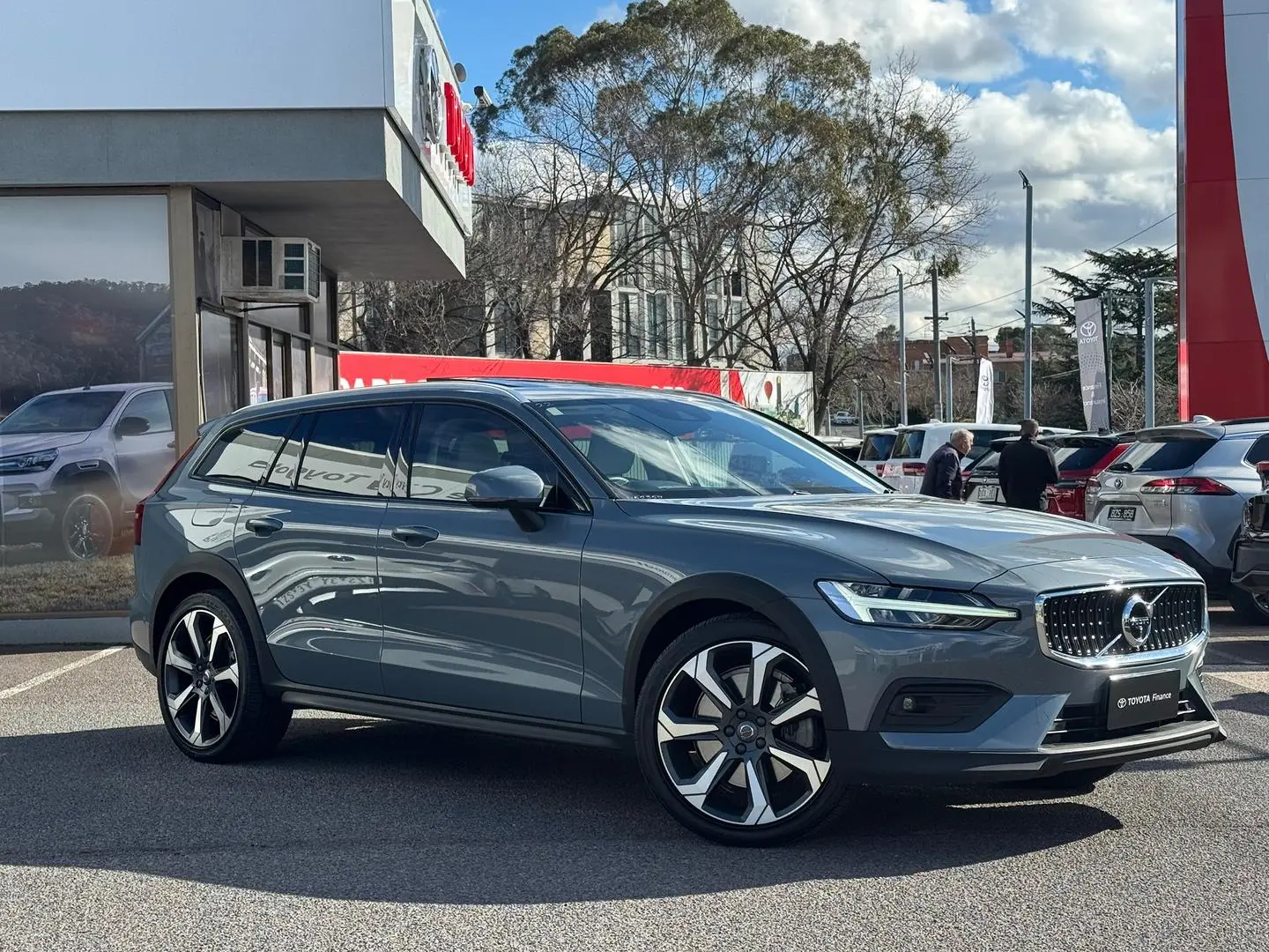 2021 Volvo V60 Cross Country Gallery Image 1