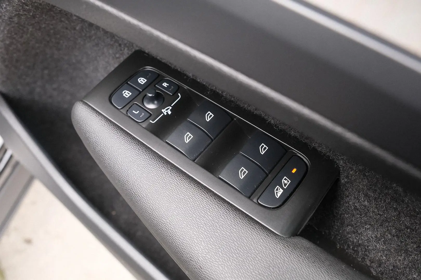 2021 Volvo XC40 Gallery Image 14