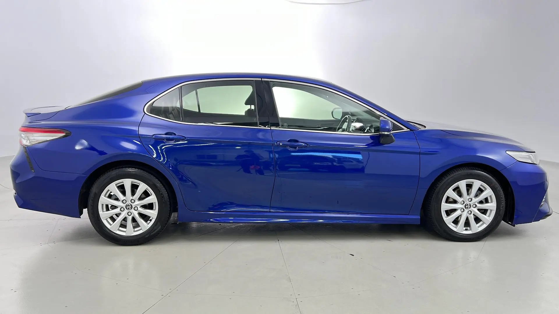 2019 Toyota Camry Gallery Image 12