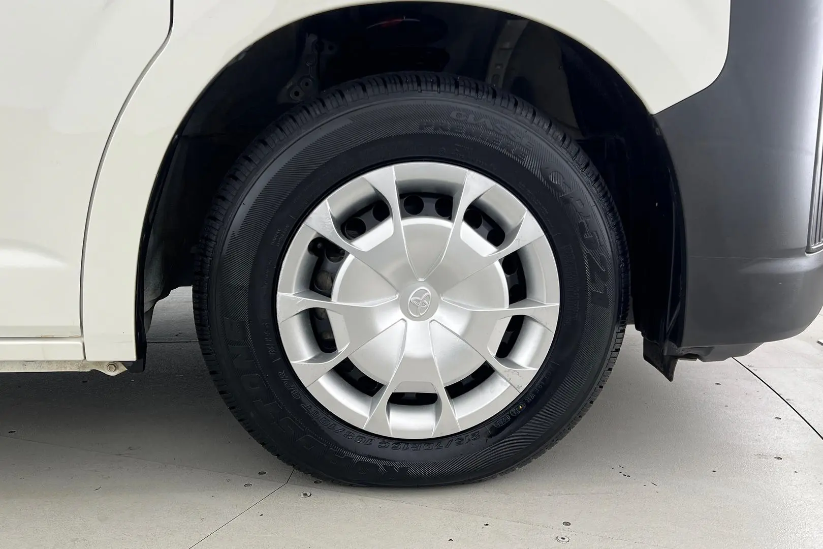 2021 Toyota Hiace Gallery Image 21