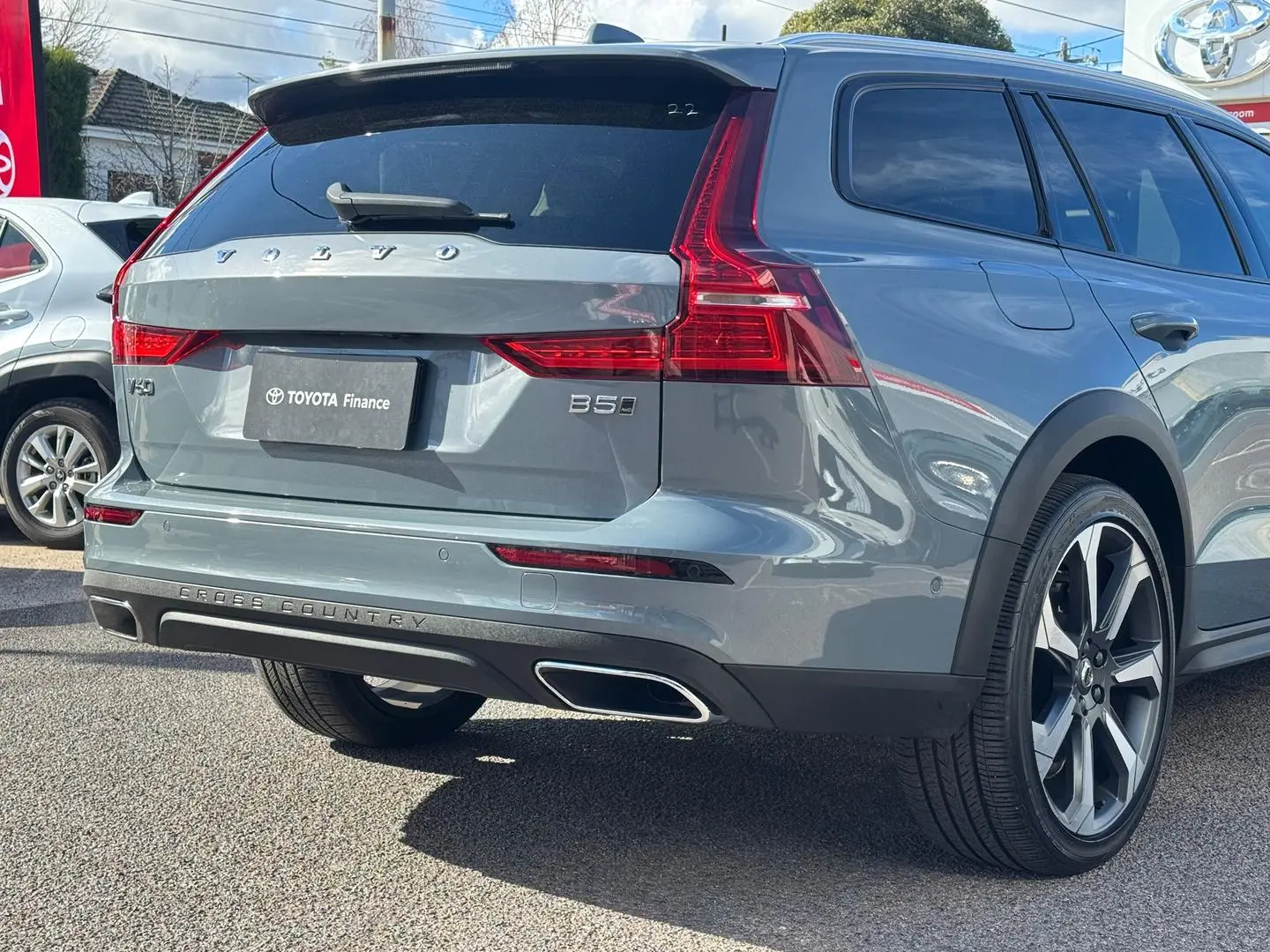 2021 Volvo V60 Cross Country Gallery Image 5