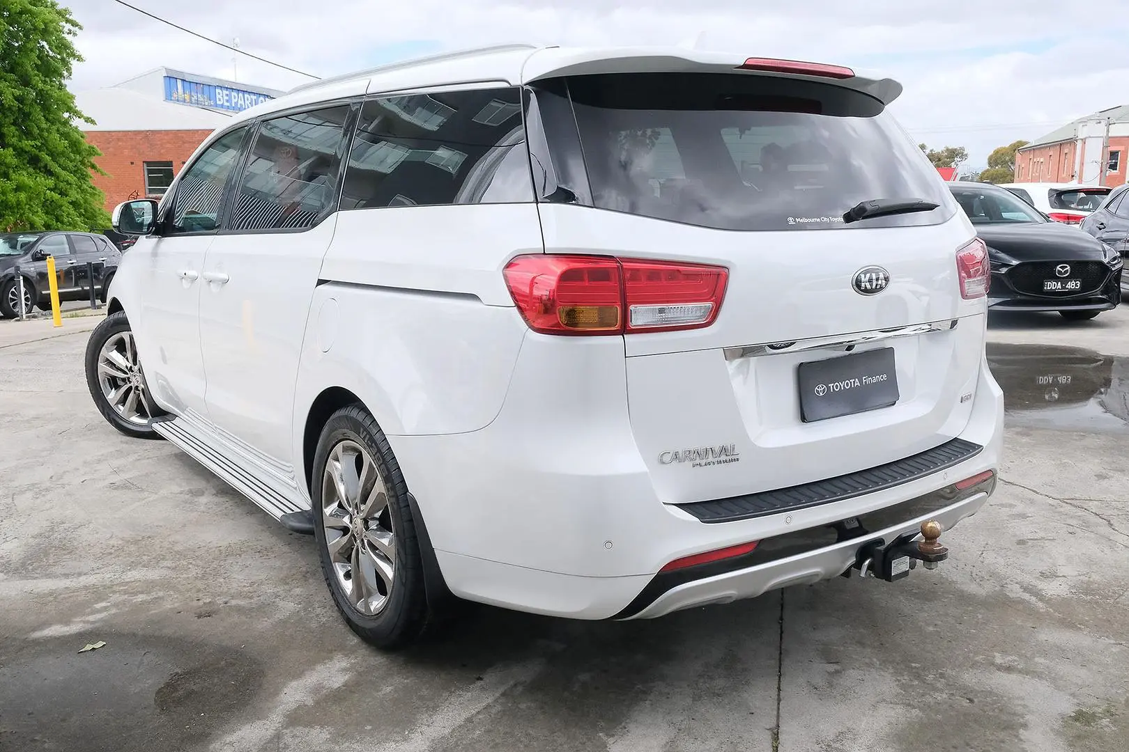2017 Kia Carnival Gallery Image 4
