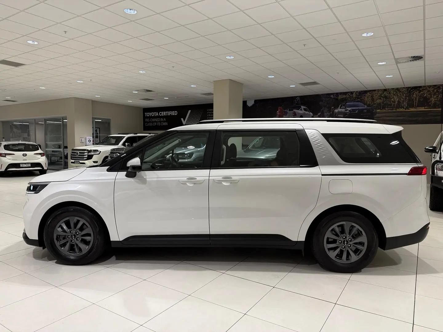 2022 Kia Carnival Gallery Image 6