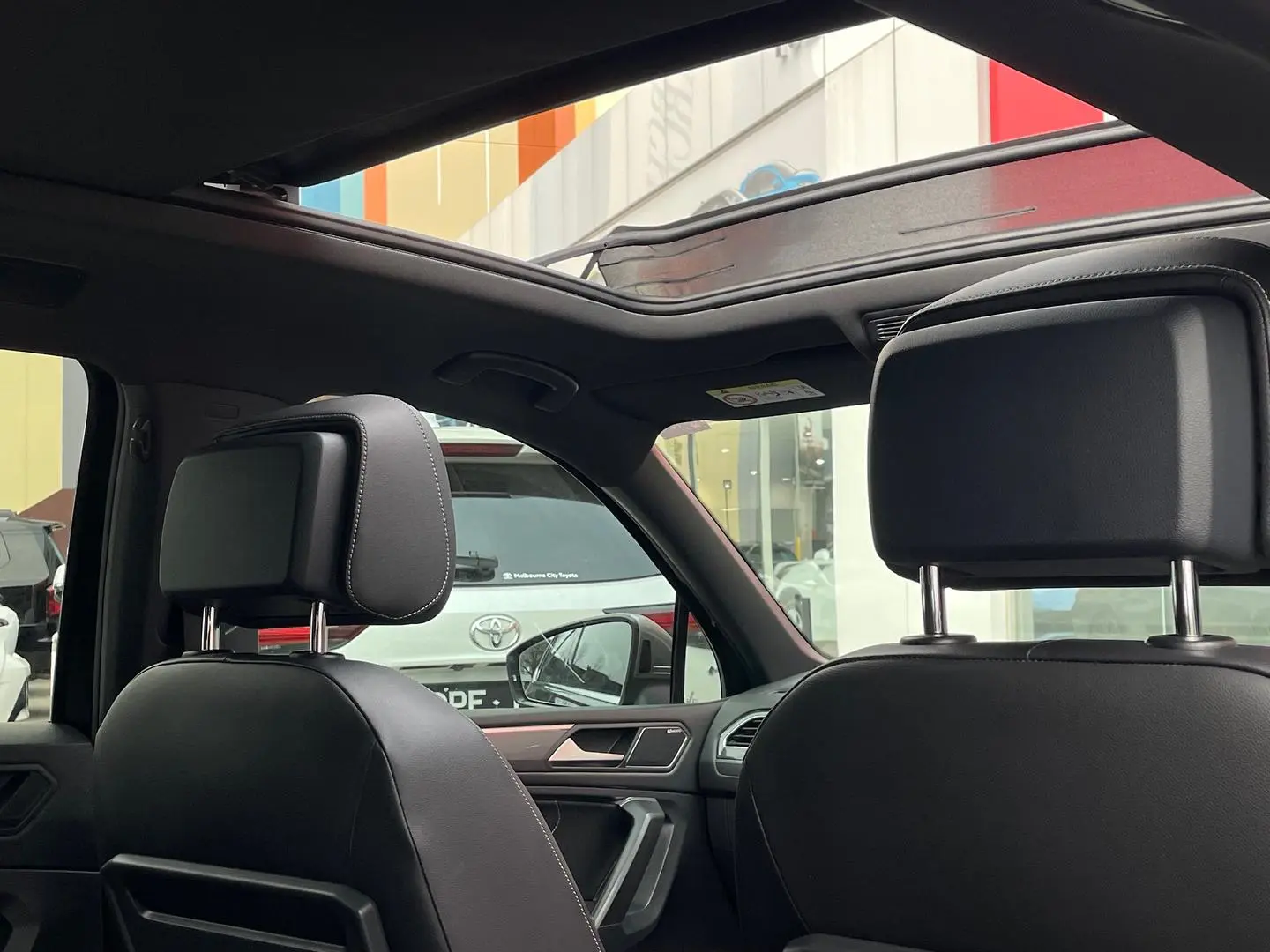 2021 Volkswagen Tiguan Gallery Image 2