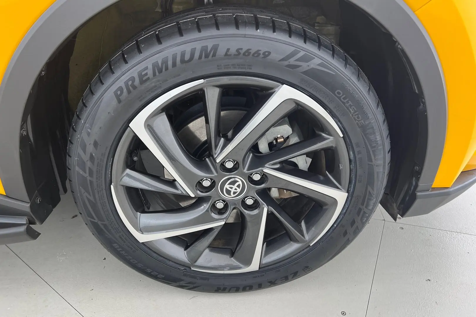 2021 Toyota C-HR Gallery Image 14