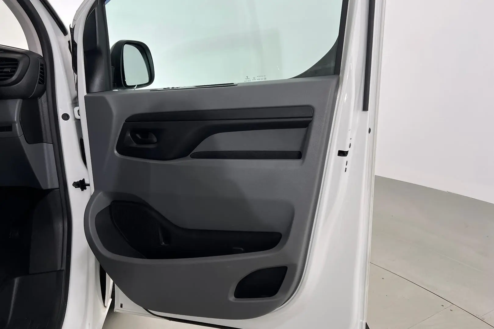 2020 Peugeot Expert Gallery Image 15