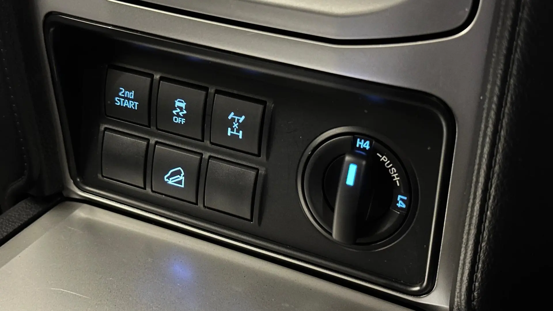 2022 Toyota Landcruiser Prado Gallery Image 25