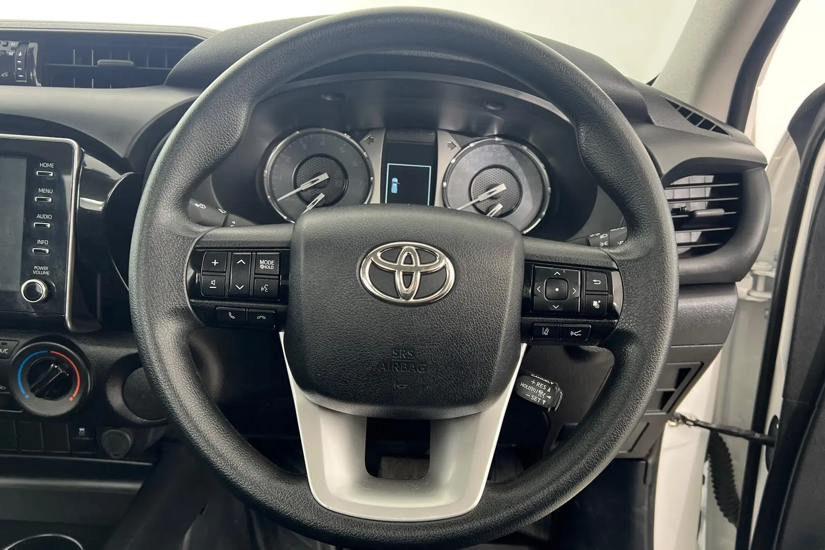 2022 Toyota Hilux Gallery Image 14