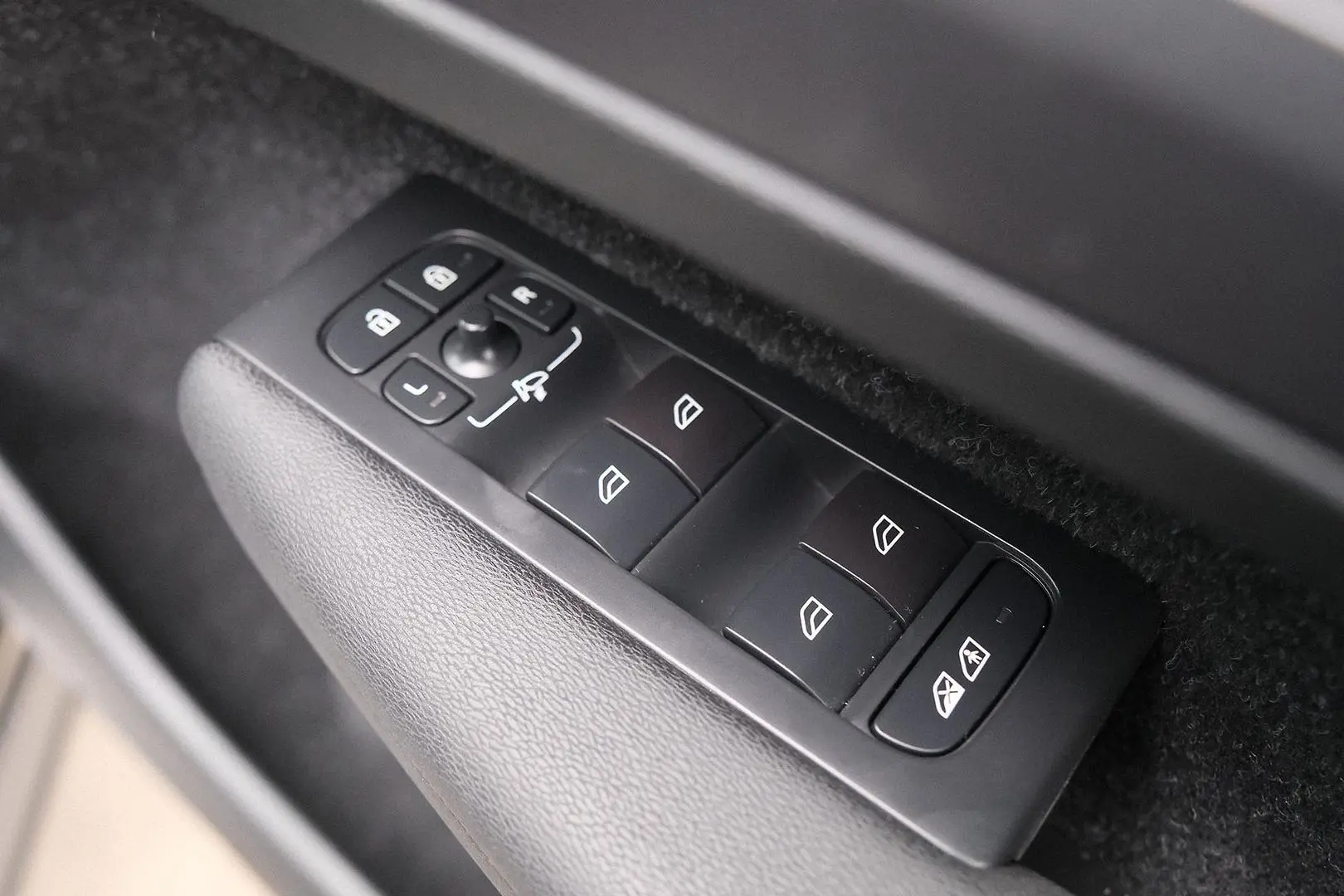 2020 Volvo XC40 Gallery Image 10