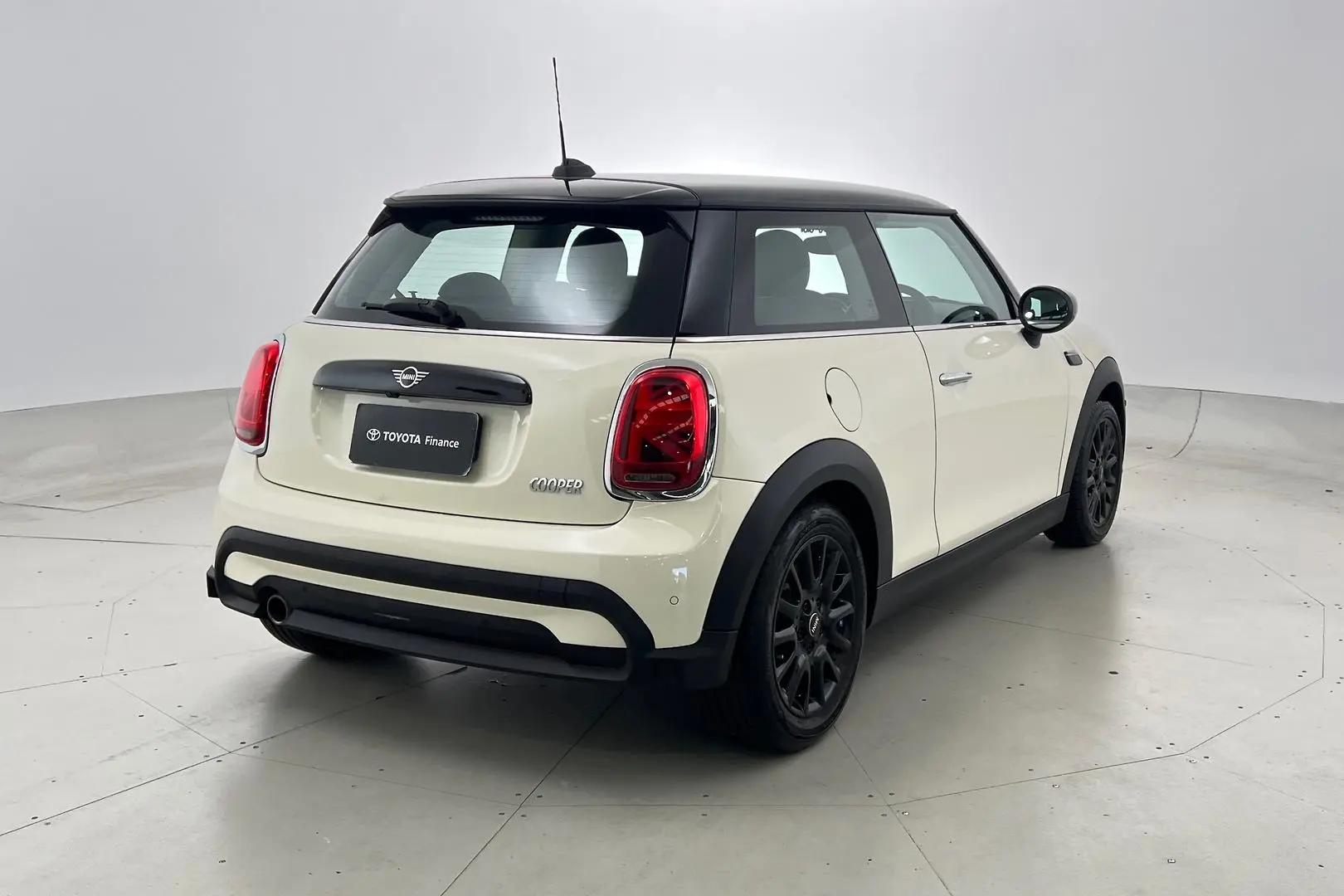 2021 MINI Hatch Gallery Image 4