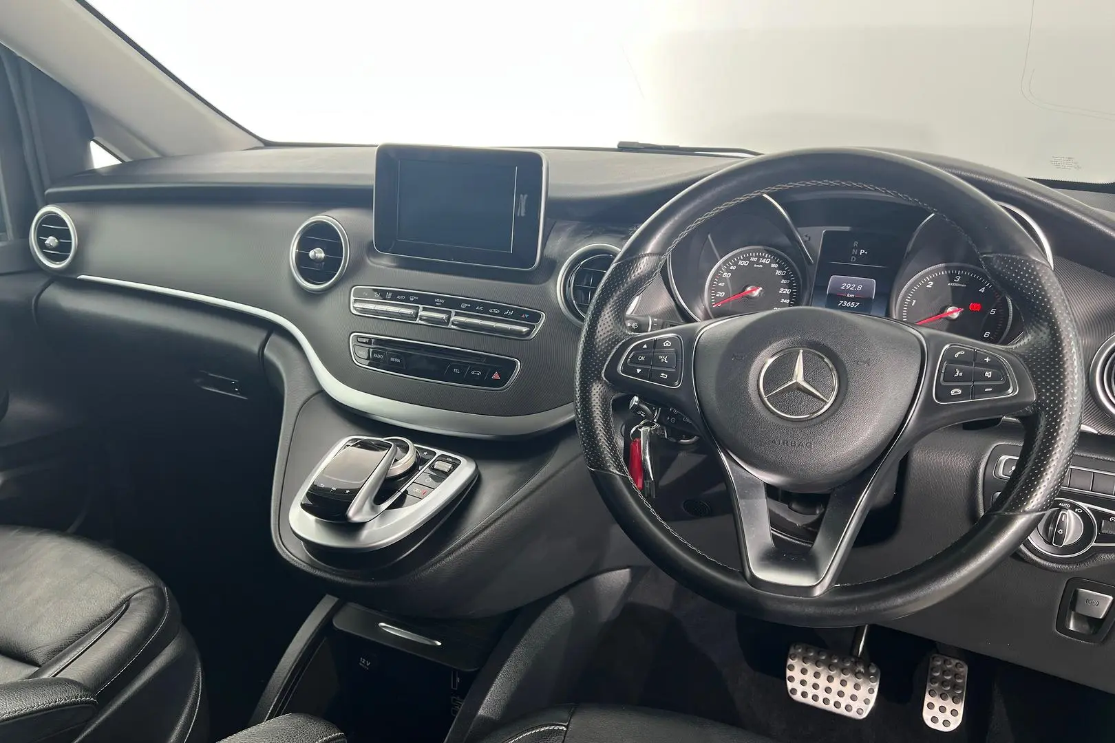 2018 Mercedes-Benz V-Class Gallery Image 3