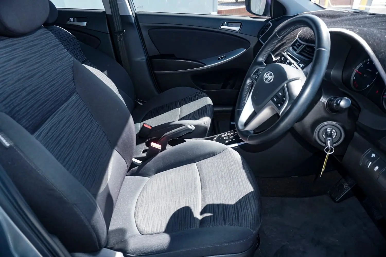 2017 Hyundai Accent Gallery Image 15