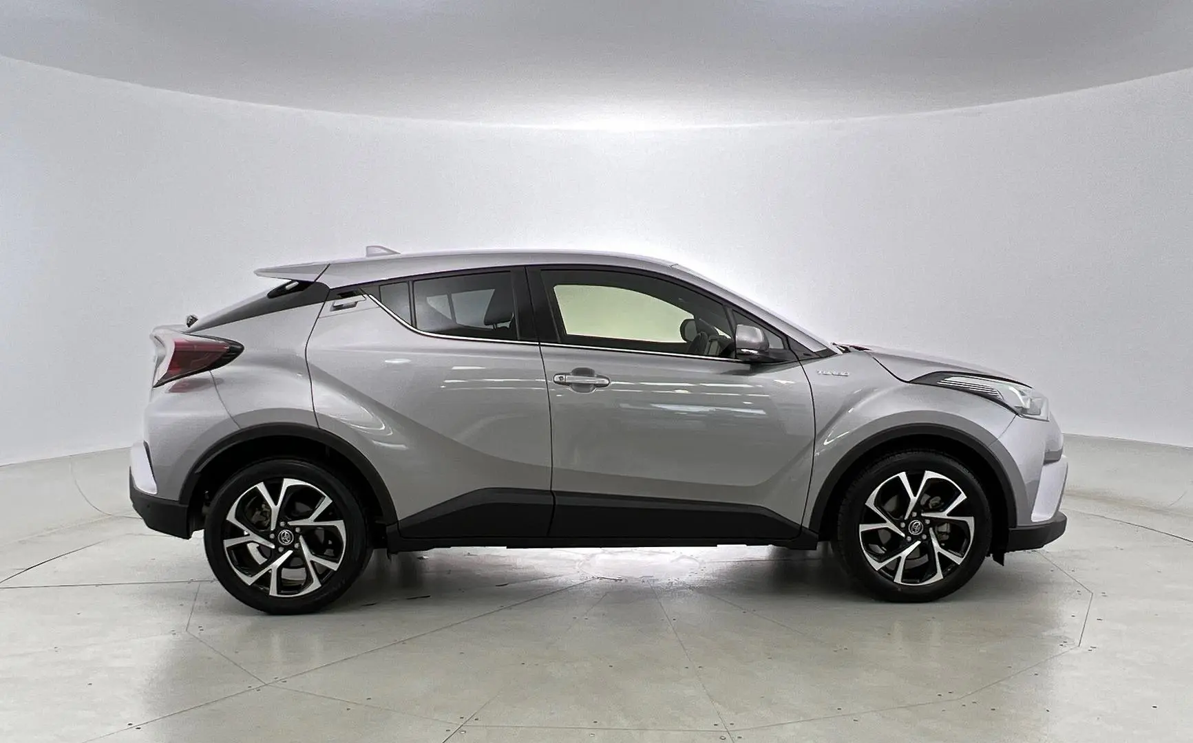 2017 Toyota C-HR Image 2