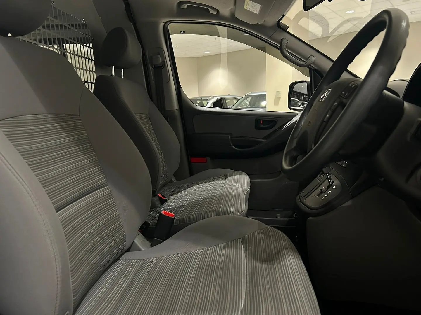2020 Hyundai iLoad Gallery Image 12