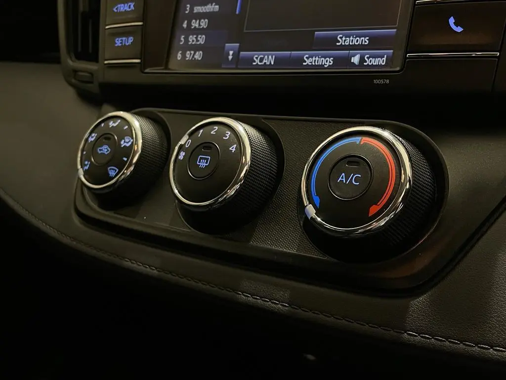 2017 Toyota RAV4 Gallery Image 15