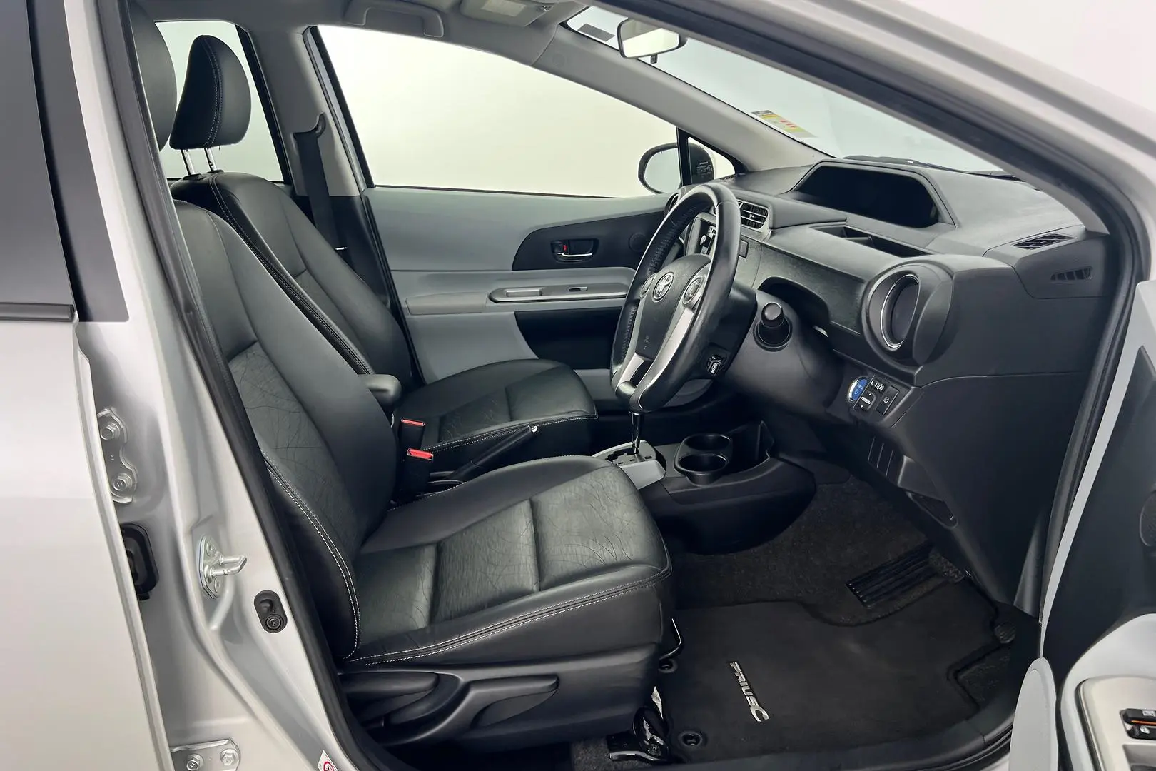 2013 Toyota Prius C Gallery Image 14