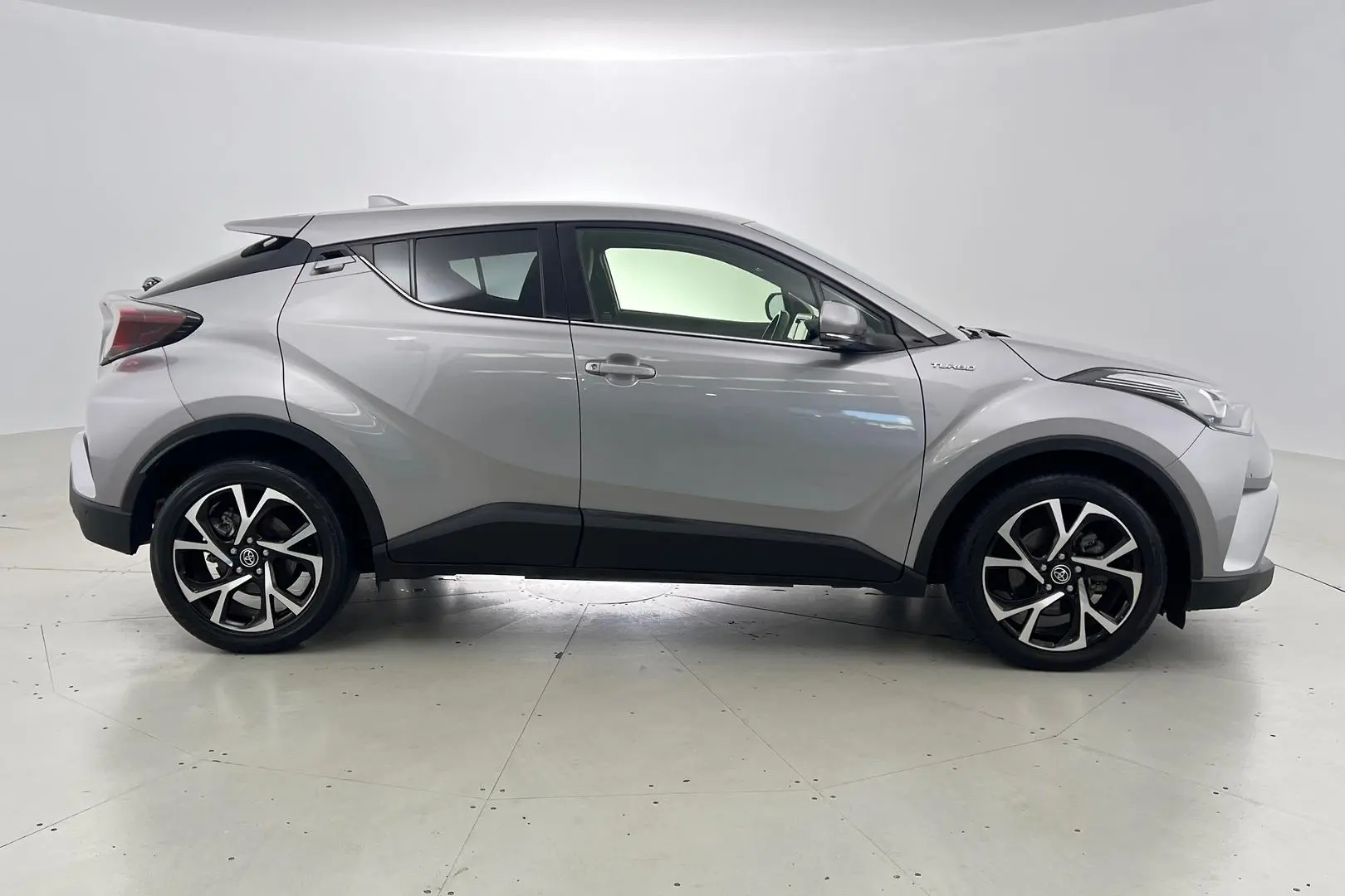 2018 Toyota C-HR Gallery Image 3