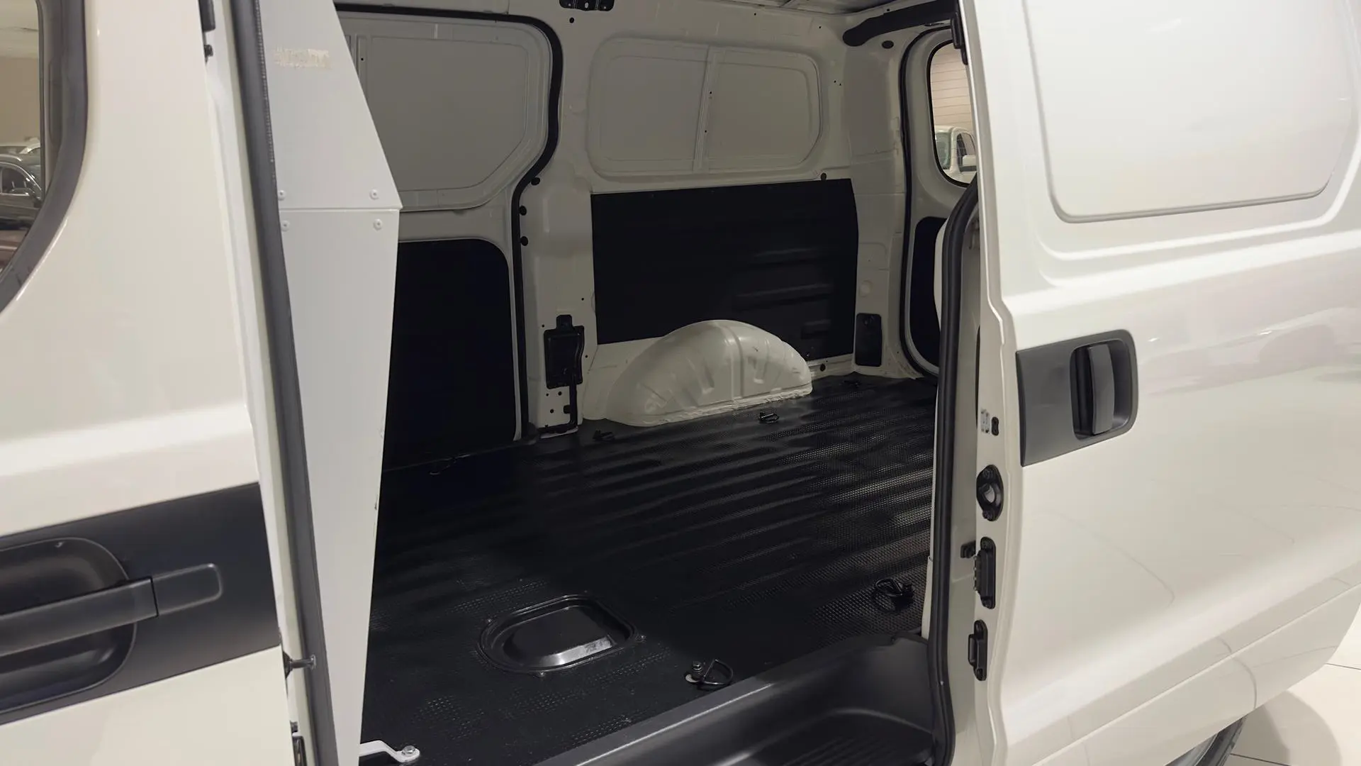 2021 Hyundai iLoad Gallery Image 18