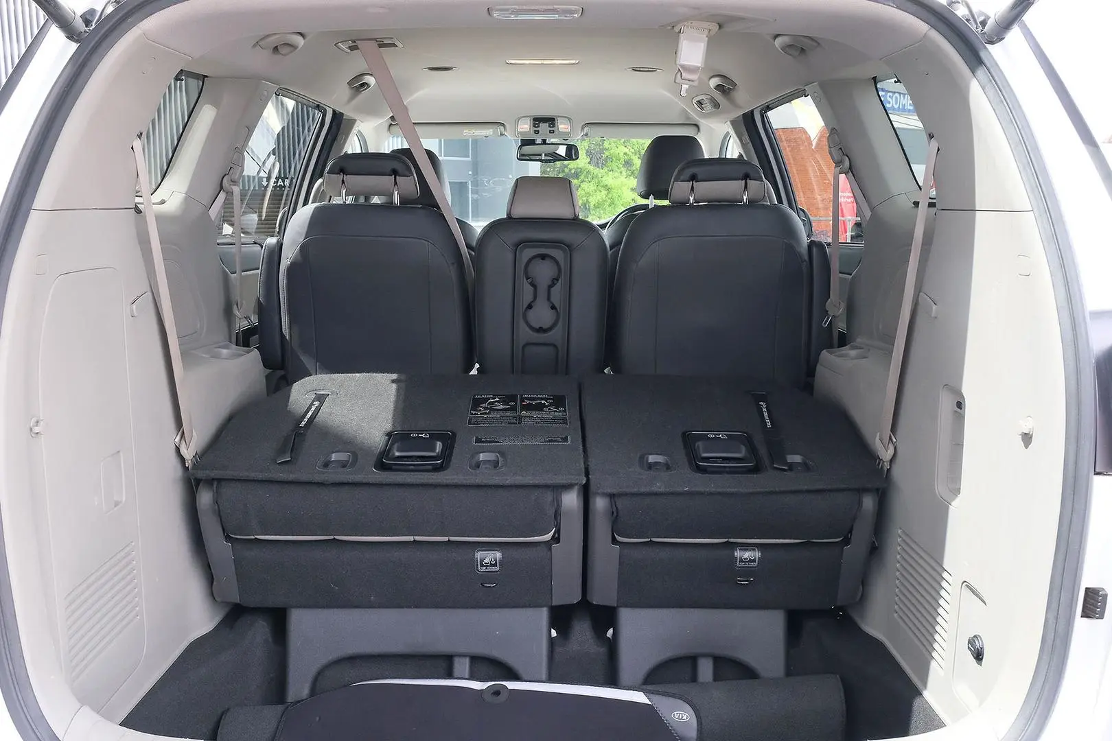 2017 Kia Carnival Gallery Image 21